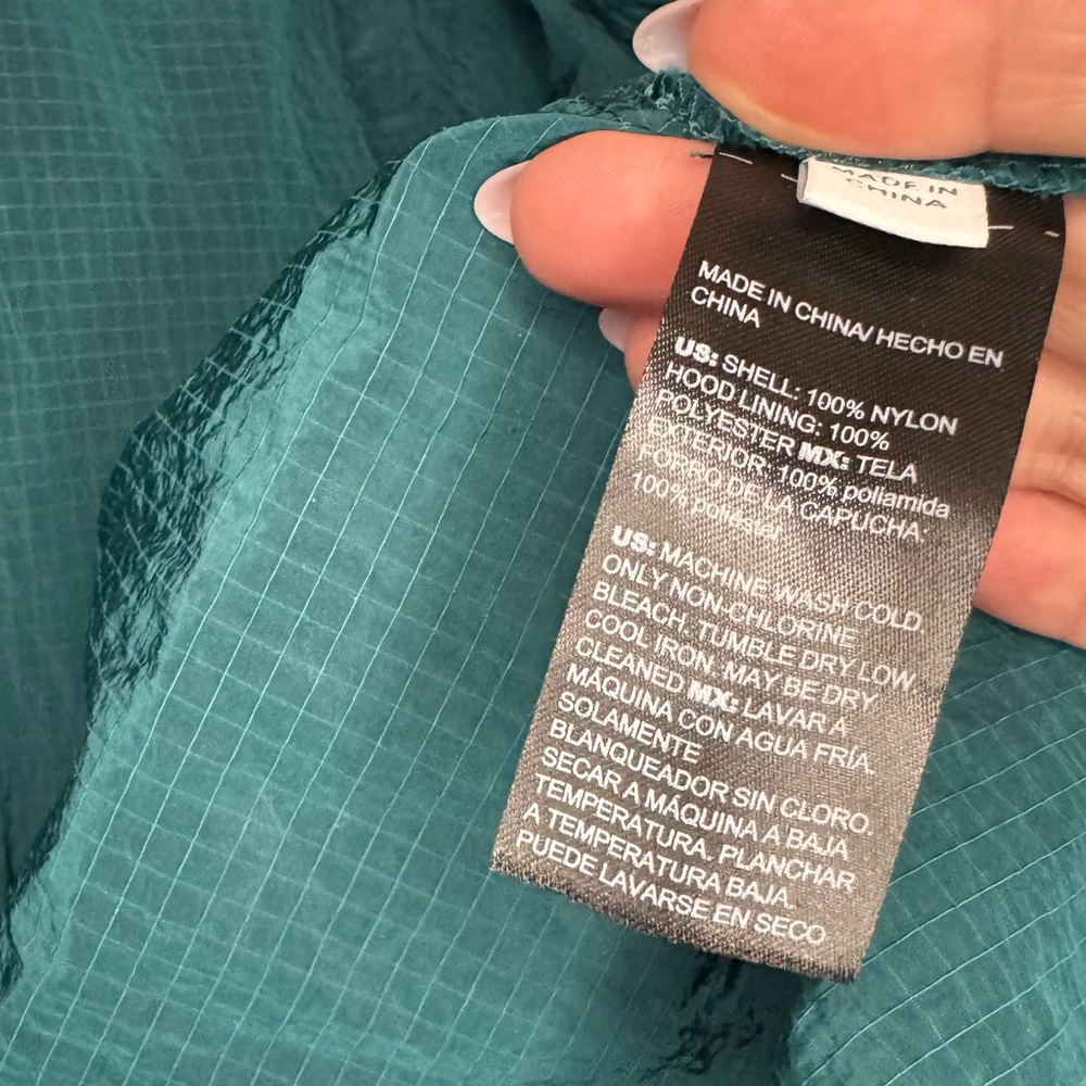 Like New Chico’s Nylon Water Repellent hooded jacket Size 2 =(Large/12) - Picture 4 of 6